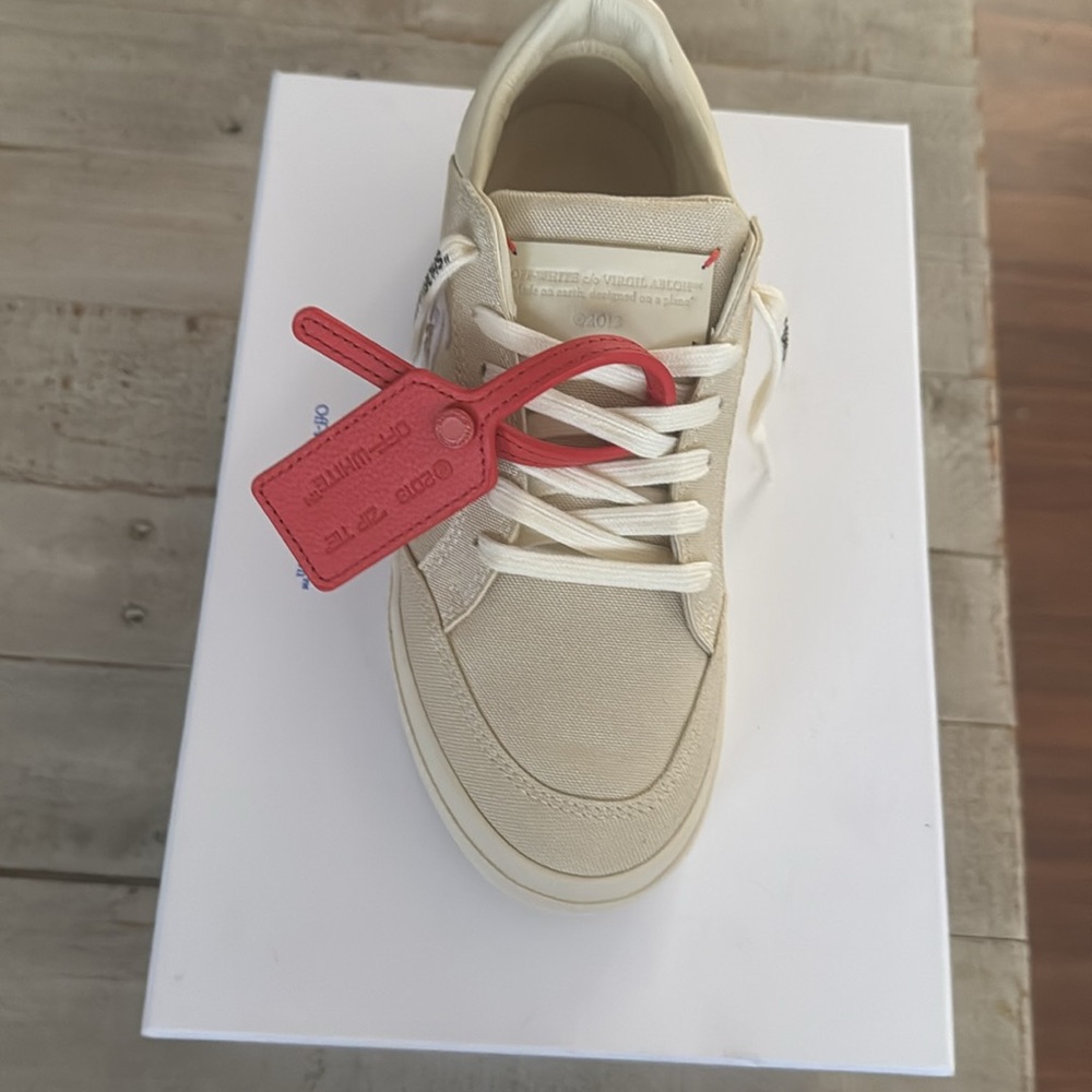 Off-White - Picture 4 of 9